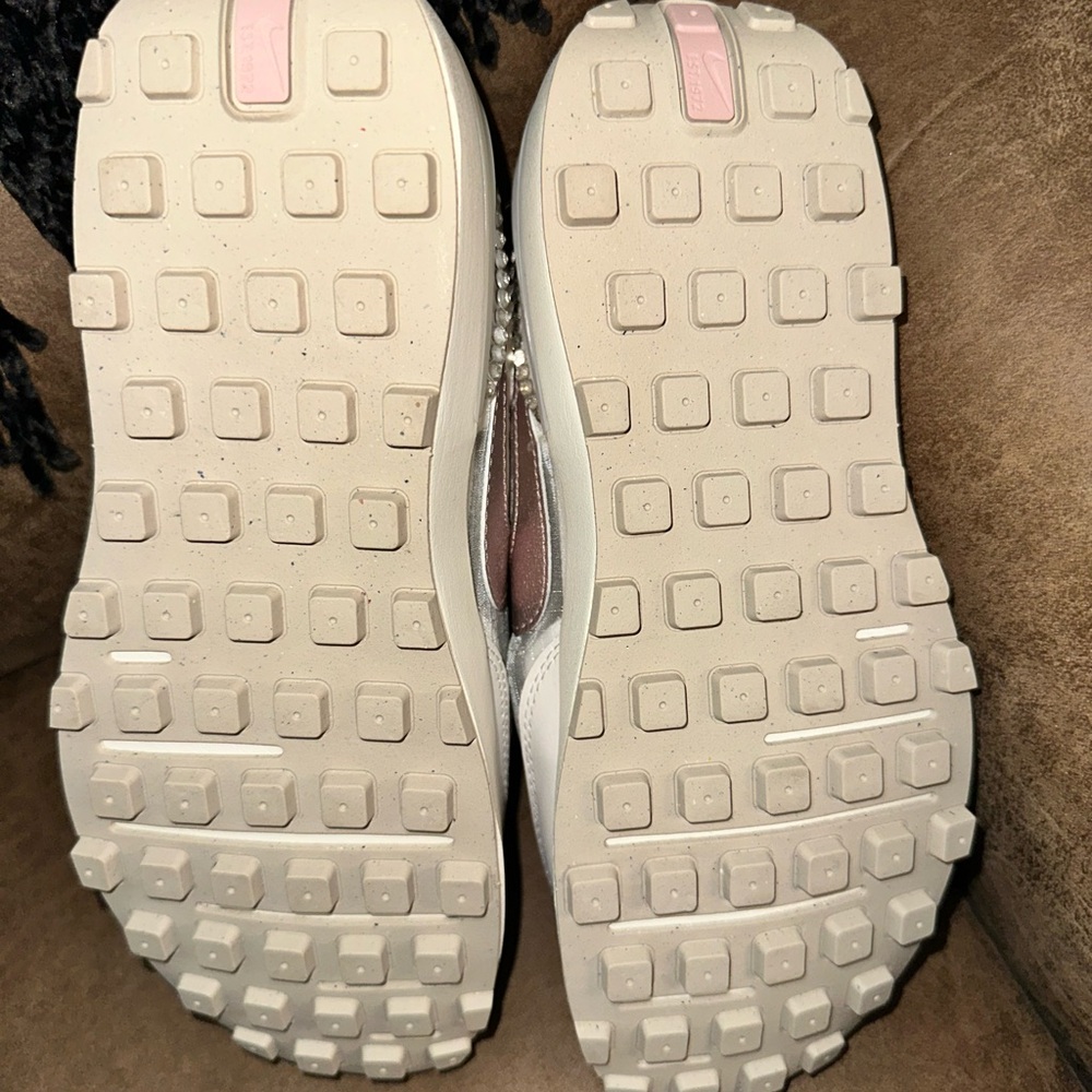 Nike Womenโs Waffle One Shoes - Picture 8 of 8